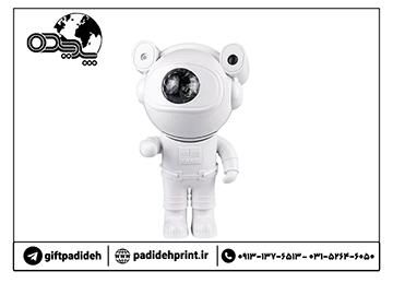 چراغ خواب رومیزی مدل astronaut با نورپردازی طرح کهکشان، اسپیکر داخلی بلوتوث، کارت حافظه، کنترل از راه دور، تنظیم روشنایی و سرعت چرخش، تایمر 45 و 90 دقیقه، قابل تنظیم زاویه نور و دیمردار